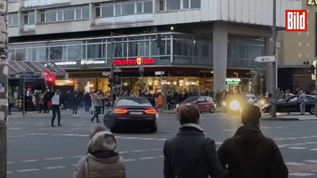 Autos driften am helllichten Tag auf belebter Kreuzung in Berlin | Gefährliche Aktion смотреть онлайн
