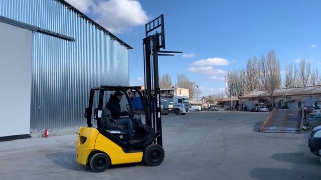 Вилочный бензиновый погрузчик Komatsu FG15T-20 в состоянии нового с наработкой всего 1811 моточасов смотреть онлайн