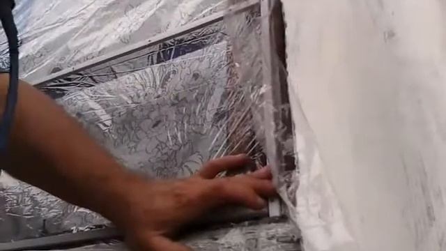 Установка плёнки вместо стекла на окне веранды дома смотреть онлайн