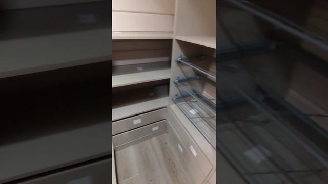 Гардеробная под скатной крышей. #мебельназаказ #мебельнедорого #скатнаякрышамебель #скатнаякрыша смотреть онлайн