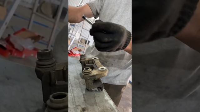 ЗАМЕНА ЗАДНИХ ТОРМОЗНЫХ ДИСКОВ И КОЛОДОК на Hyundai ix35 смотреть онлайн