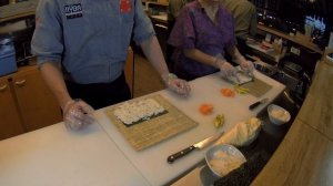 РОЛЛЫ СВОИМИ РУКАМИ! Техника закручивания ролла.