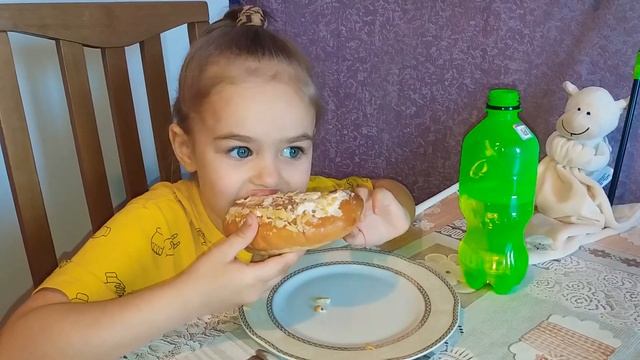 Мукбанг булочка с арахисом? смотреть онлайн