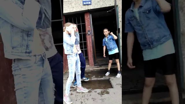Мальчик обижает девочку смотреть онлайн