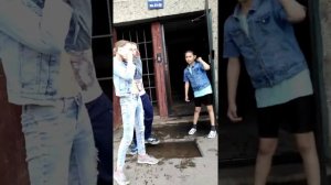 Мальчик обижает девочку