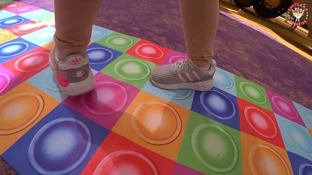 Pop it в Израиле! Яркий день рождения в стиле Поп ит! Лучший праздник где можно лопать пузырьки! смотреть онлайн