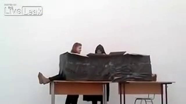 Неудачный фокус с распиливанием школьницы смотреть онлайн