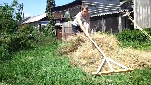 Работа самодельными деревянными граблями смотреть онлайн