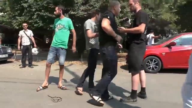 Владелец ресторана в Краснодаре напал с пистолетом на активистов смотреть онлайн