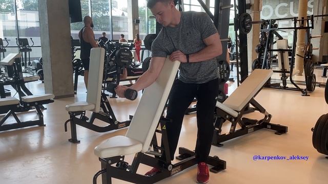 Сгибания руки с гантелью с упором на скамью смотреть онлайн
