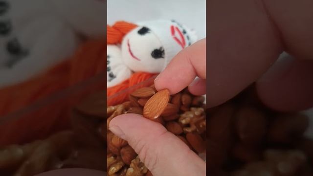 Из какого фрукта косточка миндаль? #shorts смотреть онлайн