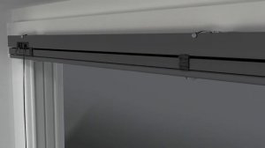 Установка горизонтальных жалюзи стандартных размеров G-FORM RM на створку окна.