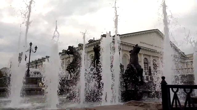 Фонтан четверка лошадей смотреть онлайн