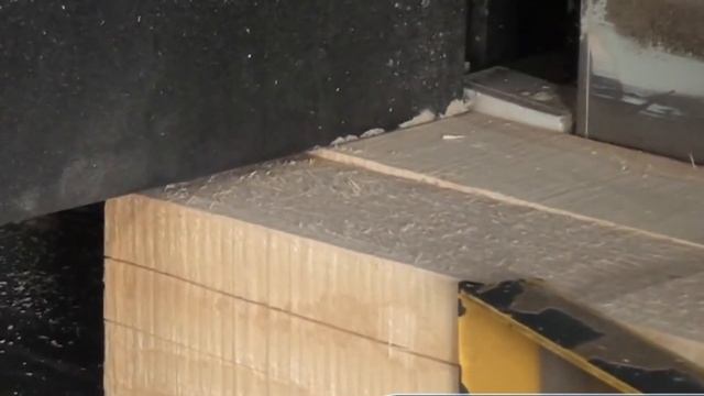 Торцовка бруса пачкой на бобышки поддонов на станке с толкателем Ecowood PushCut 300/6 смотреть онлайн