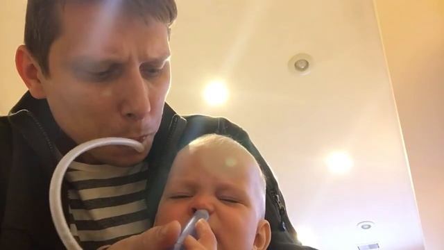 Высасываем сопли (1 год и 1 месяц) смотреть онлайн