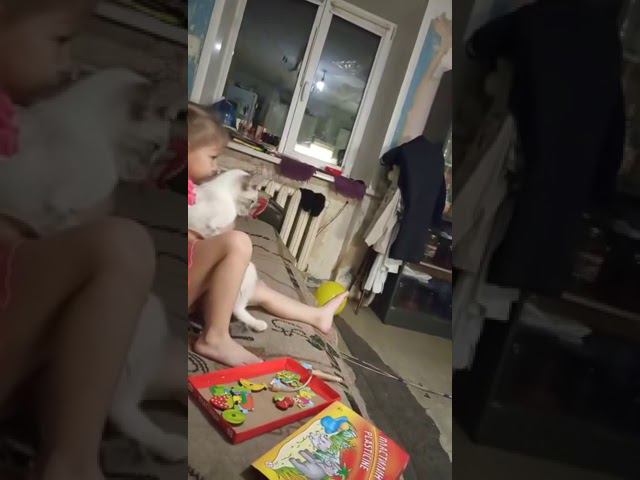 09102020 Анечка Бондарева играет с кошкой