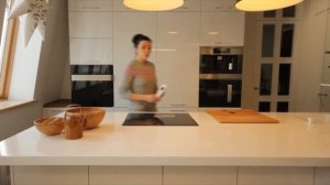 Кухня с островом. Дизайн кухни с островом. Кухня гостиная с островом. Остров на кухне видео.