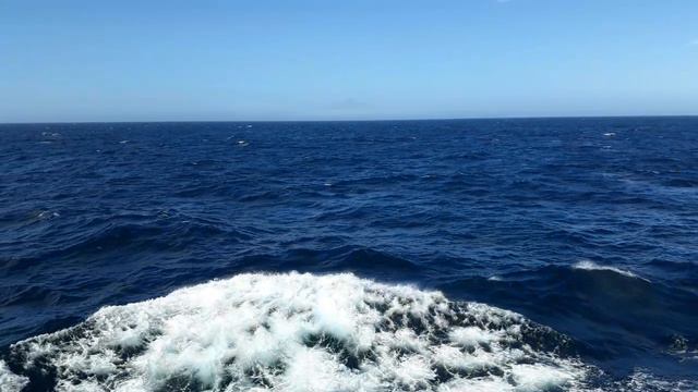Вулкан ТЯТЯ на горизонте, и синее Охотское море! Невероятно красивейший пейзаж. Курильские острова смотреть онлайн
