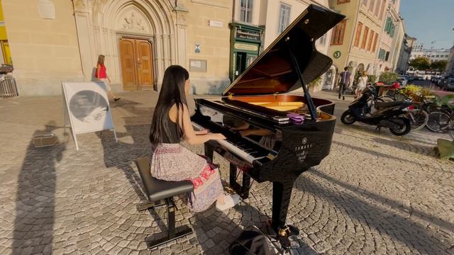 Yuki's Magical Street Piano Performance Of "path Of The Wind" From My Neighbor Totoro смотреть онлайн
