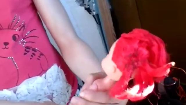 Издеваемся над куклой! Из чего делают волосы кукл!? смотреть онлайн
