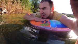 УЧИМ ХАСКИ ПЛАВАТЬ / собаки в речке