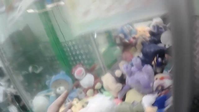 Жадный автомат-хватайка не хочет отдавать мишку Тэдди!!! смотреть онлайн