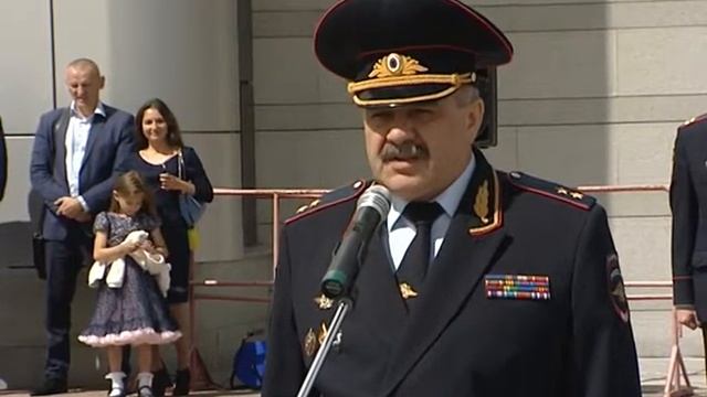 В Уфе прошел общегородской строевой смотр полиции смотреть онлайн