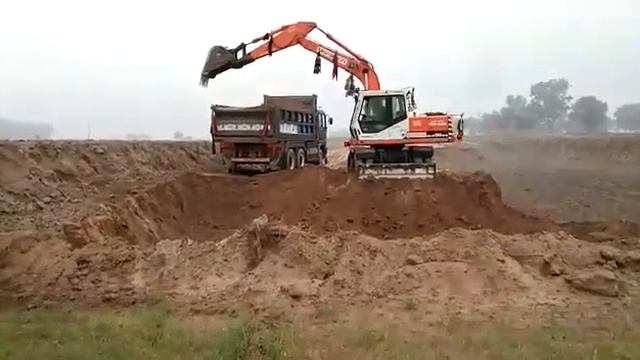 Daewoo solar 130 excavator for sale Loading big dempers Excavator working Operator Heavy Equipment смотреть онлайн