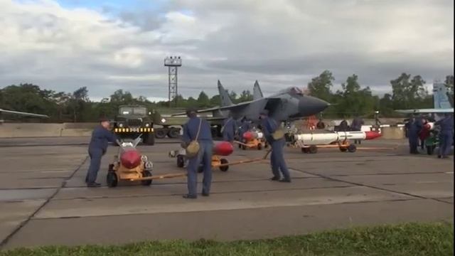 Погрузка техники на эшелоны и передислокация МиГ-31 в ходе проверки боеготовности войск ВВО смотреть онлайн
