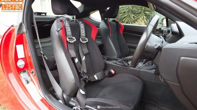 Toyota GR86 vs GT86 track and road test смотреть онлайн