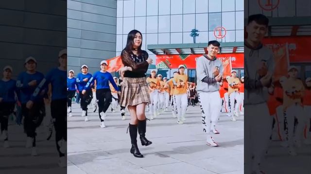 Teacher Dandan, the leader of the shuffle dance, dances the classic 88 steps at Langfang Wanda Plaz смотреть онлайн