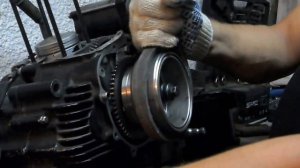 Как зафиксировать ротор,что бы открутить болт