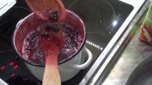 Ирга варим варенье.