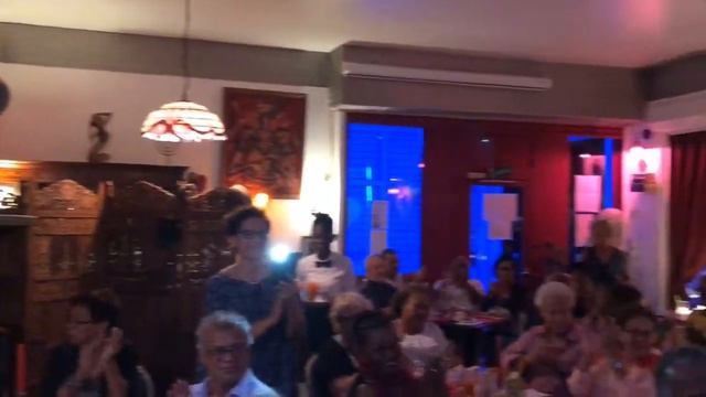 KIRA DAL partage sa passion pour le chant avec un public conquis au Café Philosophie смотреть онлайн