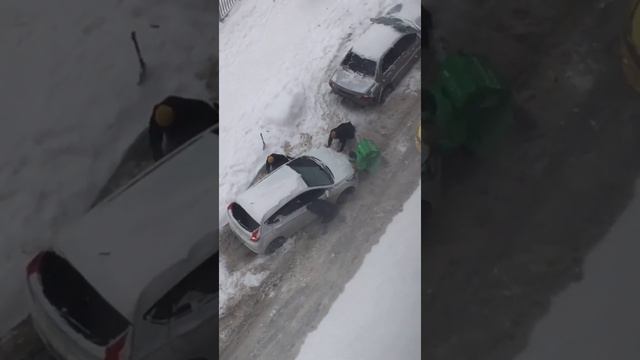 Машина буксует в снегу/Как толкают машину/Машина застряла в снегу/ЖК Новые Ватутинки/Автолюбителям