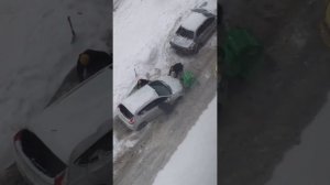 Машина буксует в снегу/Как толкают машину/Машина застряла в снегу/ЖК Новые Ватутинки/Автолюбителям