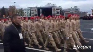 Полки идут стеной. Красиво держат строй. И город шелест знамена.