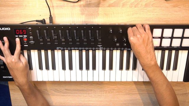 Review & Compare M-Audio Oxygen 49 MKV Dengan Novation Launchkey Series смотреть онлайн