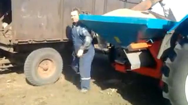 Вот что значит поломанный зерно загрузчик. РУМ и МТЗ 892 (18+) смотреть онлайн