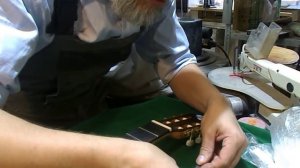 Регулировка верхнего порожка гитары.