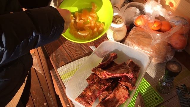 Новогодние ребрышки с мандариновым маринадом на гриле смотреть онлайн