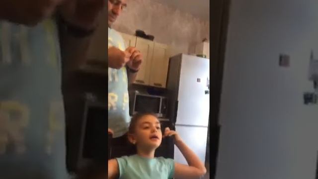 Мама ушла, папа делает дочке прическу смотреть онлайн