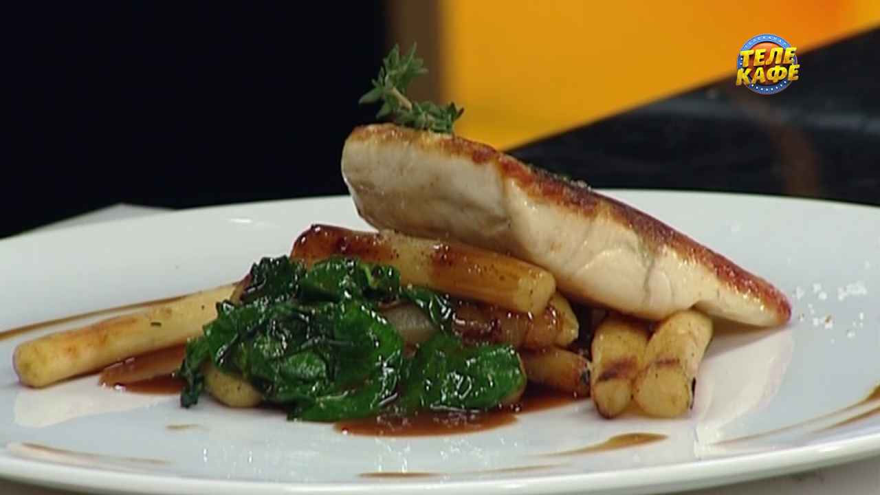 Маринованный лосось с равиоли из свёклы / Сибас с козлобородником, ньокками и шпинатом смотреть онлайн