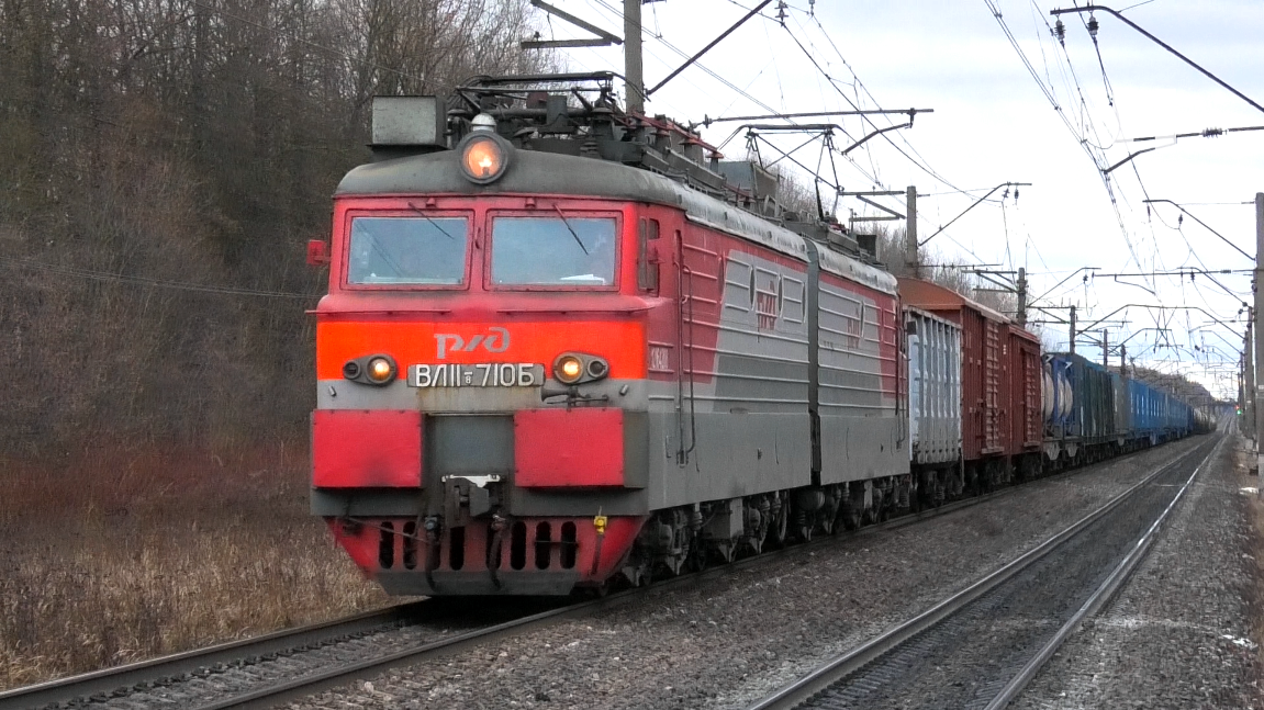 ВЛ11.8-710 с грузовым поездом следует через о.п. Ратмирово смотреть онлайн