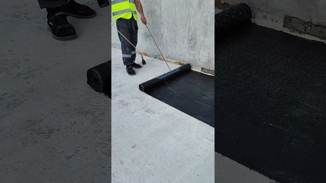 Наплавление пароизоляции на крышу многоквартирного дома (первый слой кровельного пирога)