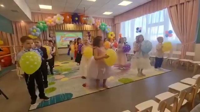 Вход на утренник «Дорога к солнцу» выпускной в детском саду смотреть онлайн