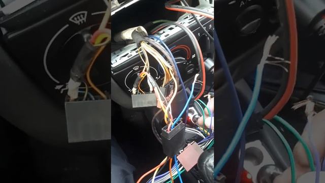 Установка тумблера(кнопки) через провод Remote от магнитолы для включения усилителя самостоятельно смотреть онлайн