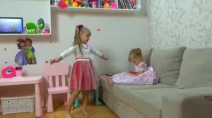 Маргарита и Лера ОДНИ ДОМА Наводят КРАСОТУ и Наряжаются в ПЛАТЬЯ girls dresses up and does makeup