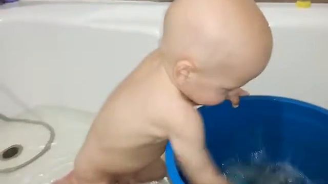 Сыночек плещется в ванной