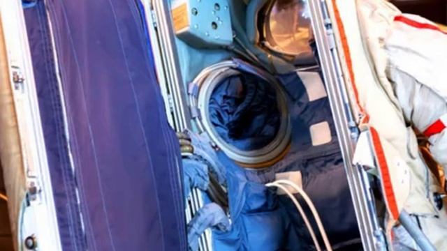 Как космонавт одевает скафандр? смотреть онлайн